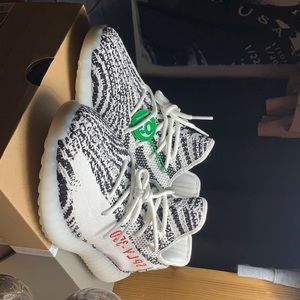 Yeezy 350 boost v2 zebra BRAND NEW never worn flex on everyone asking 250$ obo